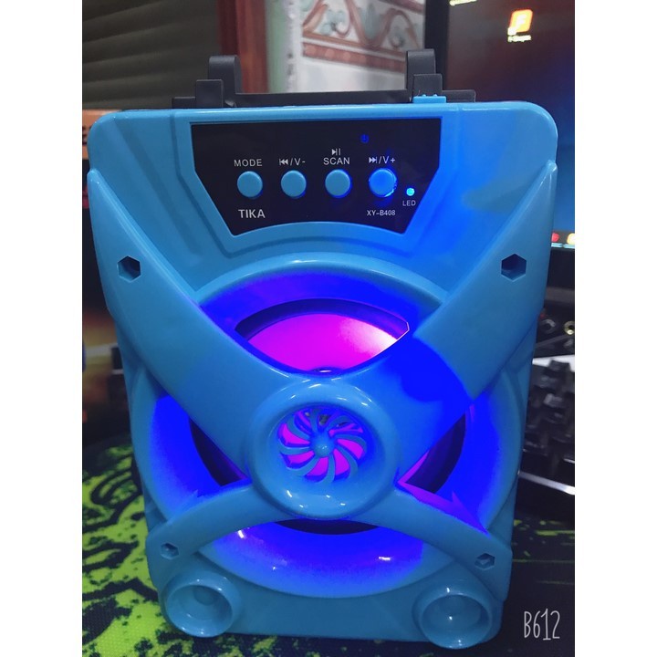 Thùng loa nghe nhạc bluetooth có khe cắm thẻ nhớ và usb rất hay, có đế để điện thoại xem phim nghe nhạc tiện dụng