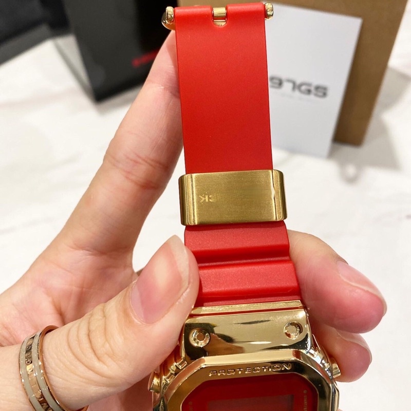 Đồng Hồ Nam M 5600 Đỏ Giới Hạn, chống nước, 38mm