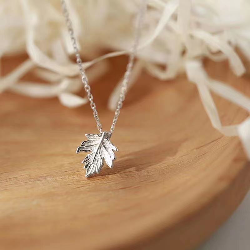 Dây chuyền mặt chiếc lá phong mùa thu rơi Trang Sức SG
