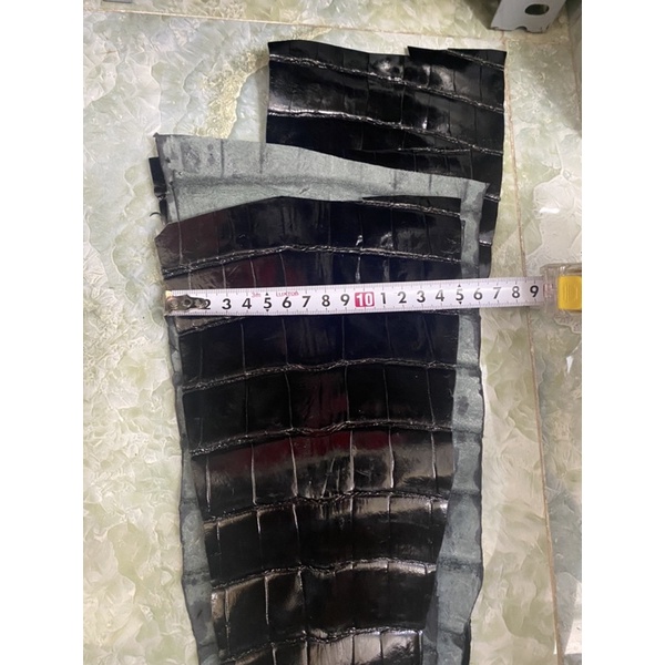 Da cá sấu đen bóng