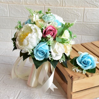 BÓ HOA CƯỚI CẦM TAY CÔ DÂU BẰNG HOA HỒNG SÁP XANH LAM VÀ HOA MẪU ĐƠN TRẮNG BẰNG LỤA MÀU PASTEL NHẸ NHÀNG, SANG TRỌNG