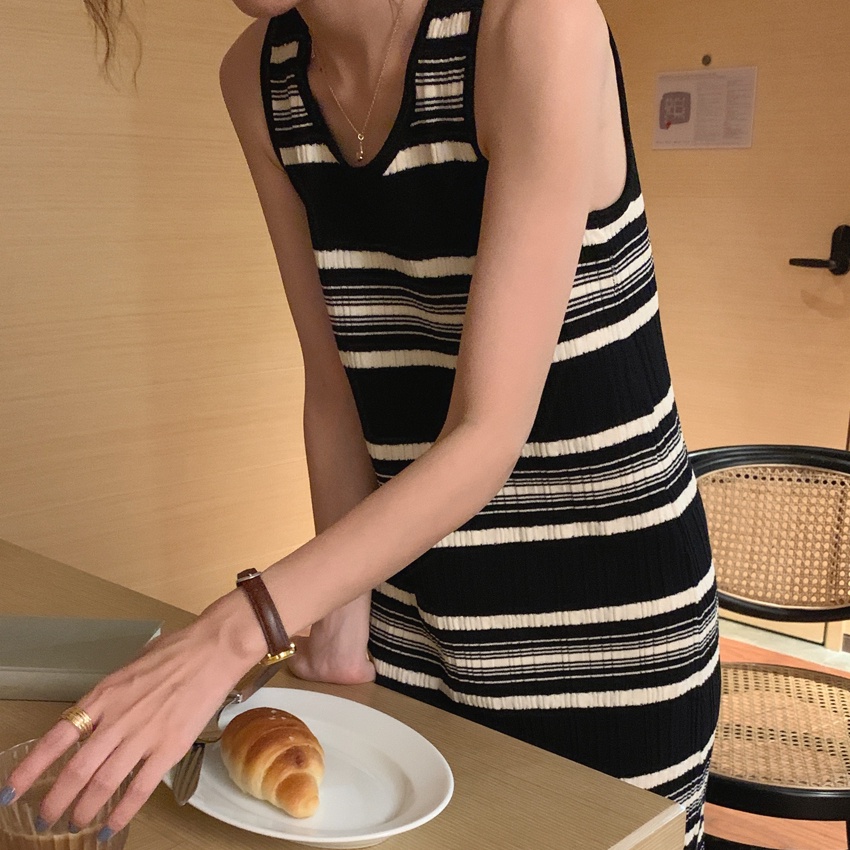 Đầm midi SUXI dệt kim không tay cổ tròn họa tiết kẻ sọc màu tương phản phong cách Hàn Quốc thời trang xuân hè cho nữ
