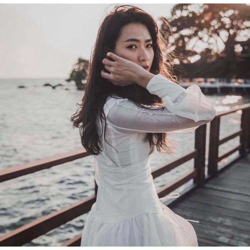 Đầm trắng đan bụng tay voan