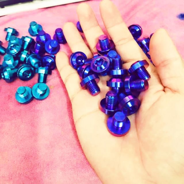 Ốc chân kính titan gr5