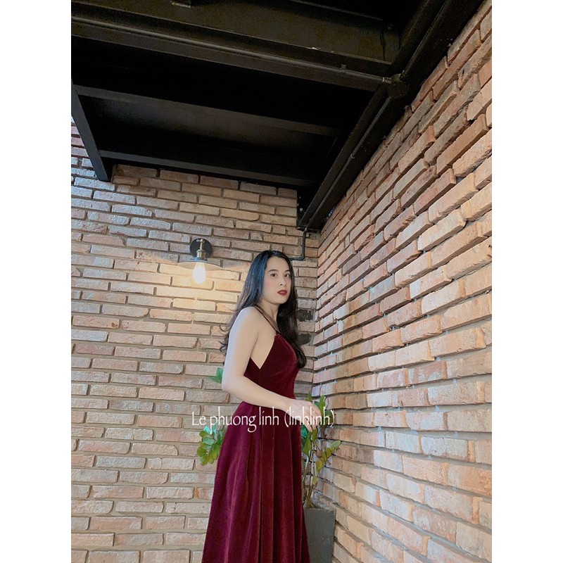 váy nhung đỏ hai dây sang chảnh