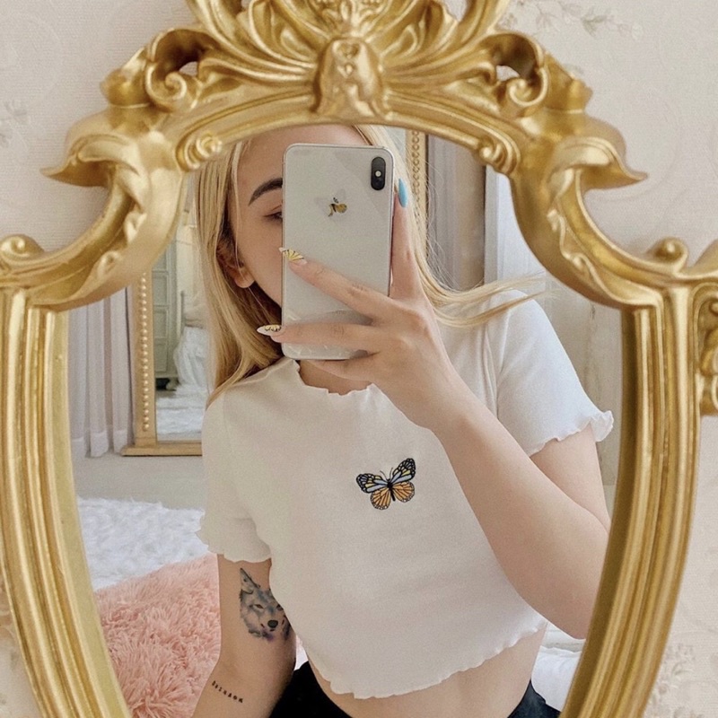Áo croptop nữ thêu bướm tay ngắn cuốn biên