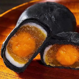 Bánh nhân đậu đỏ trứng muối
