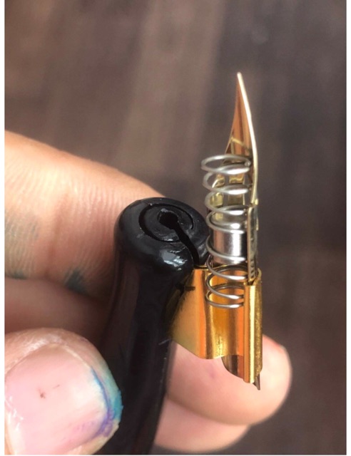 Lò xo và nam châm giữ mực cho quản