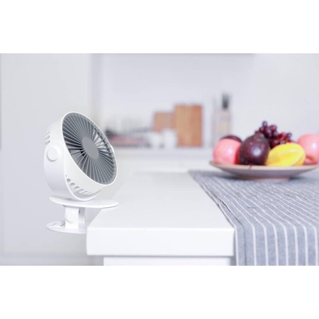 Quạt tích điện kẹp bàn xoay 360 độ