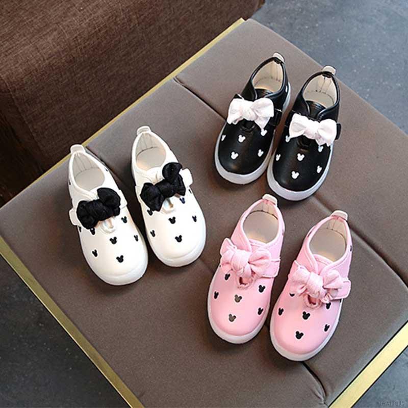 Giày sneaker đế mềm hình Mickey cho bé gái