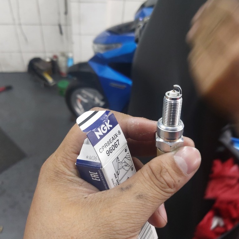 Bugi NGK Iridium cho Vario, Exciter, NVX, SHVN, AB, Future Fi, Wave, Winner, Sonic, Raider  (020