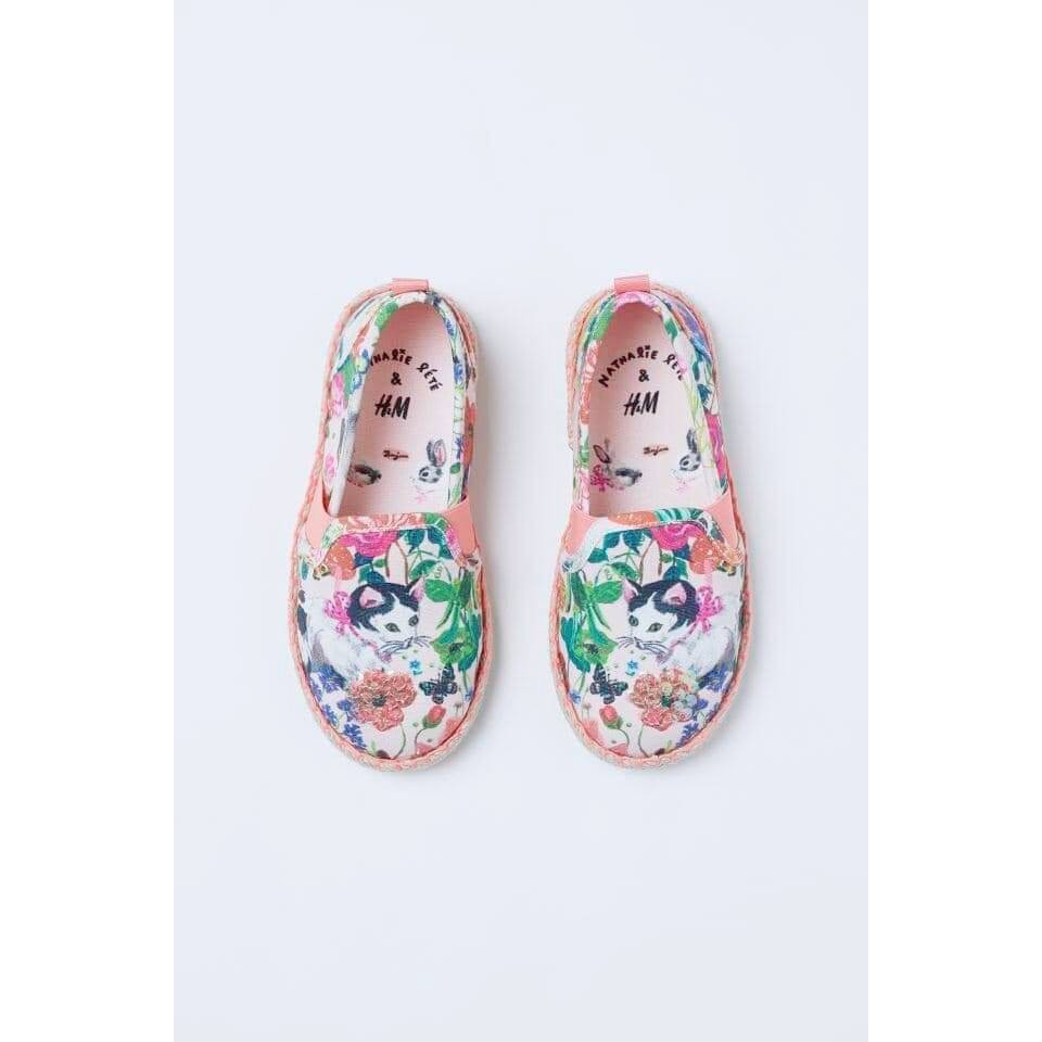 Gm store- Giày slip on họa tiết chú mèo trong vườn hoa cho bé