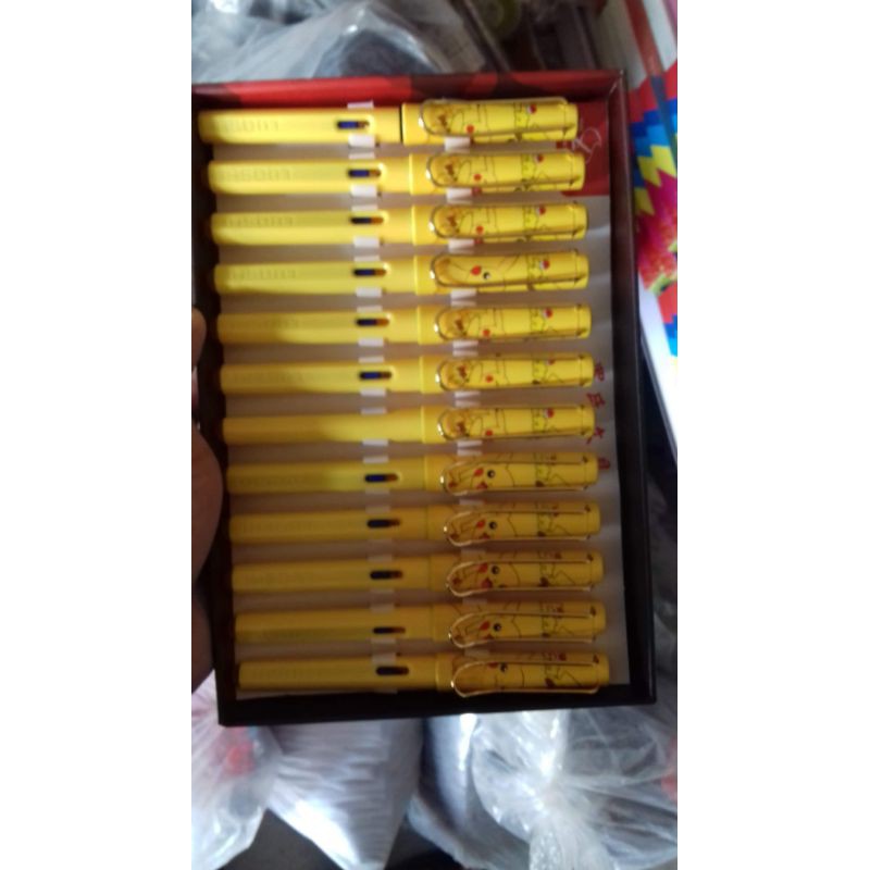 hộp 12 chiếc bút máy Pika.chu có đầu tẩy, tay cầm định vị