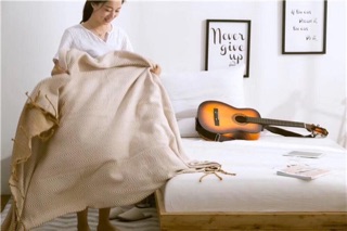 Chăn len lông cừu decor tua rua