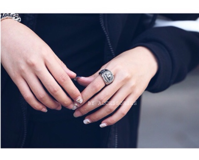 Nhẫn titan unisex Horus Eye mắt tam giác không gỉ UE191004