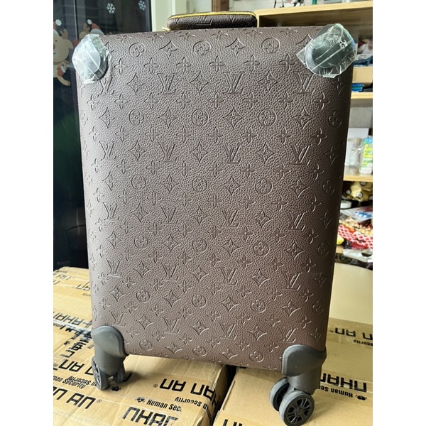 Vali du lịch cao cấp, hàng chất lượng, đẹp từng chi tiết size 20,24,28. Bánh xoay 360 độ.