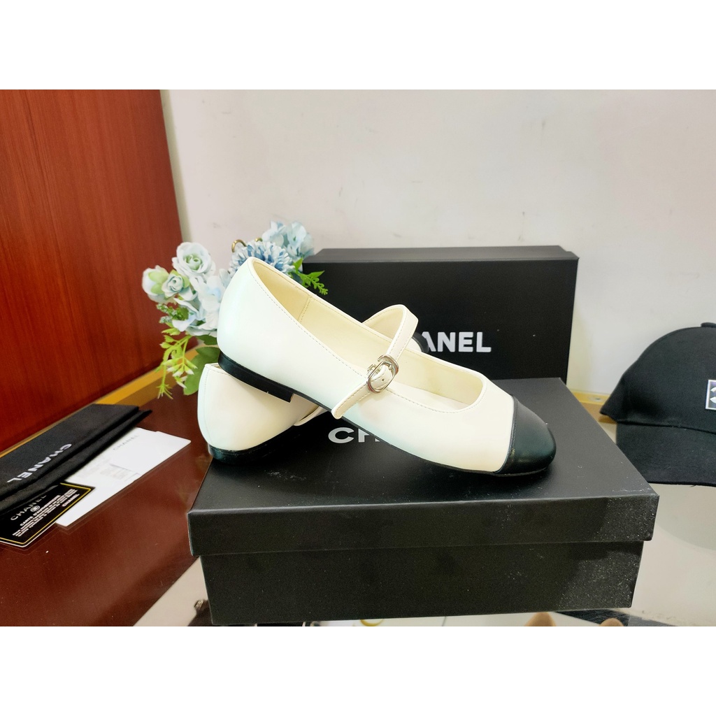 Giày Búp Bê MARY JANES Nhung &amp; Da Bò Đính Ngọc Trai Giả Màu Trắng &amp; Đen Không Hộp