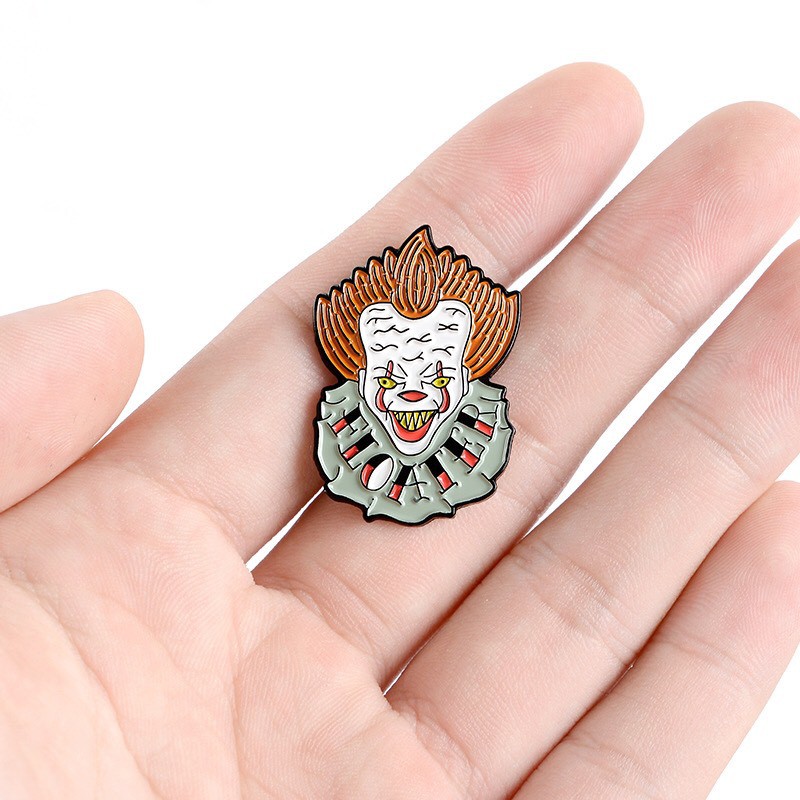 Huy hiệu/ ghim cài kim loại trang trí balo, trang phục nhân vật Pennywise Mua Tất (muatatshop)