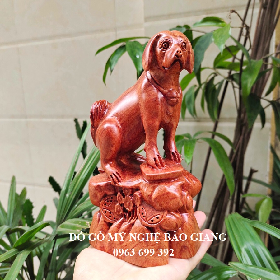 Tượng con chó gỗ hương cao 20 cm