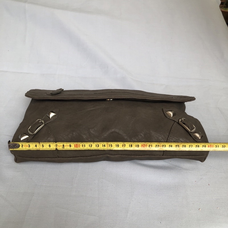 Túi chuẩn si. Túi qua sử dụng. Khách vui lòng xem hình nếu muốn biết thêm thông tin sản phẩm mời khách vô chat . Thanks.