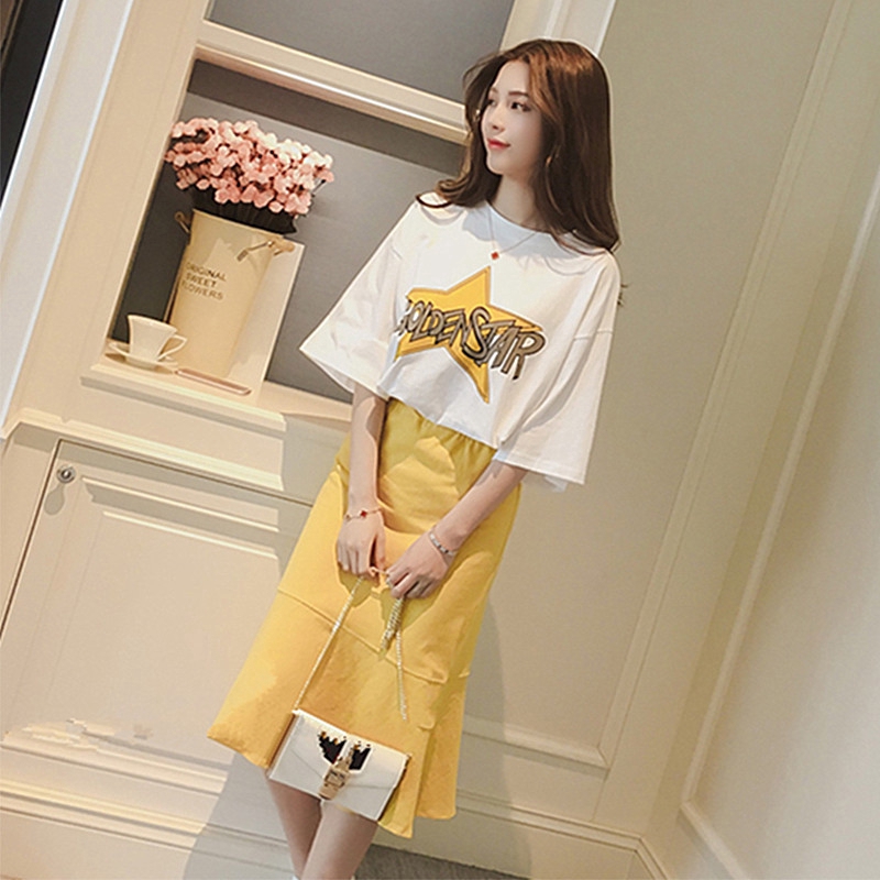 Set áo thun trắng và chân váy midi thời trang cho nữ