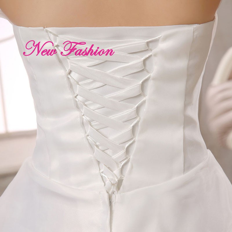 Đầm cưới cô dâu trễ vai không dây thiết kế sang trọng nổi bật