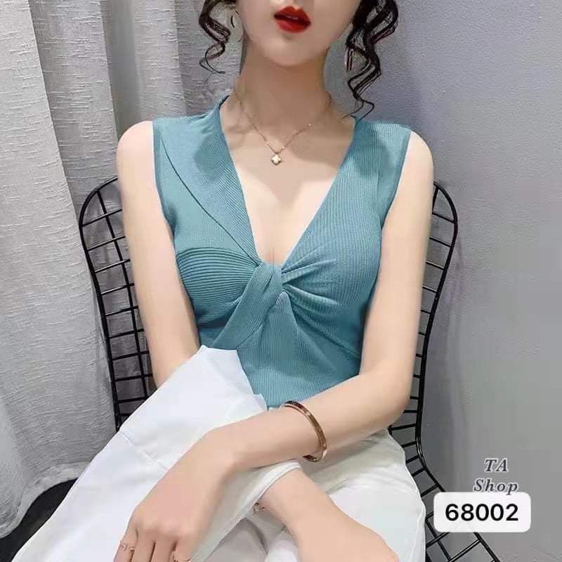 Áo len sát nách xoắn ngực
