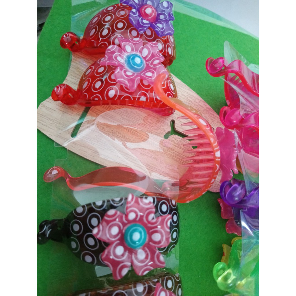 Combo 6 kẹp tóc đủ màu ngẫu nhiên. Giá siêu rẻ chỉ 50k/6 cái. Hàng luôn có sẵn nhe các bạn