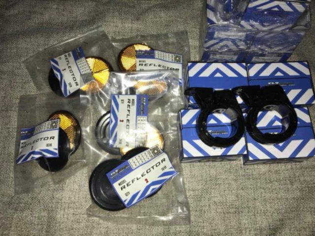 Pát vòng kẹp phuộc mắt mèo