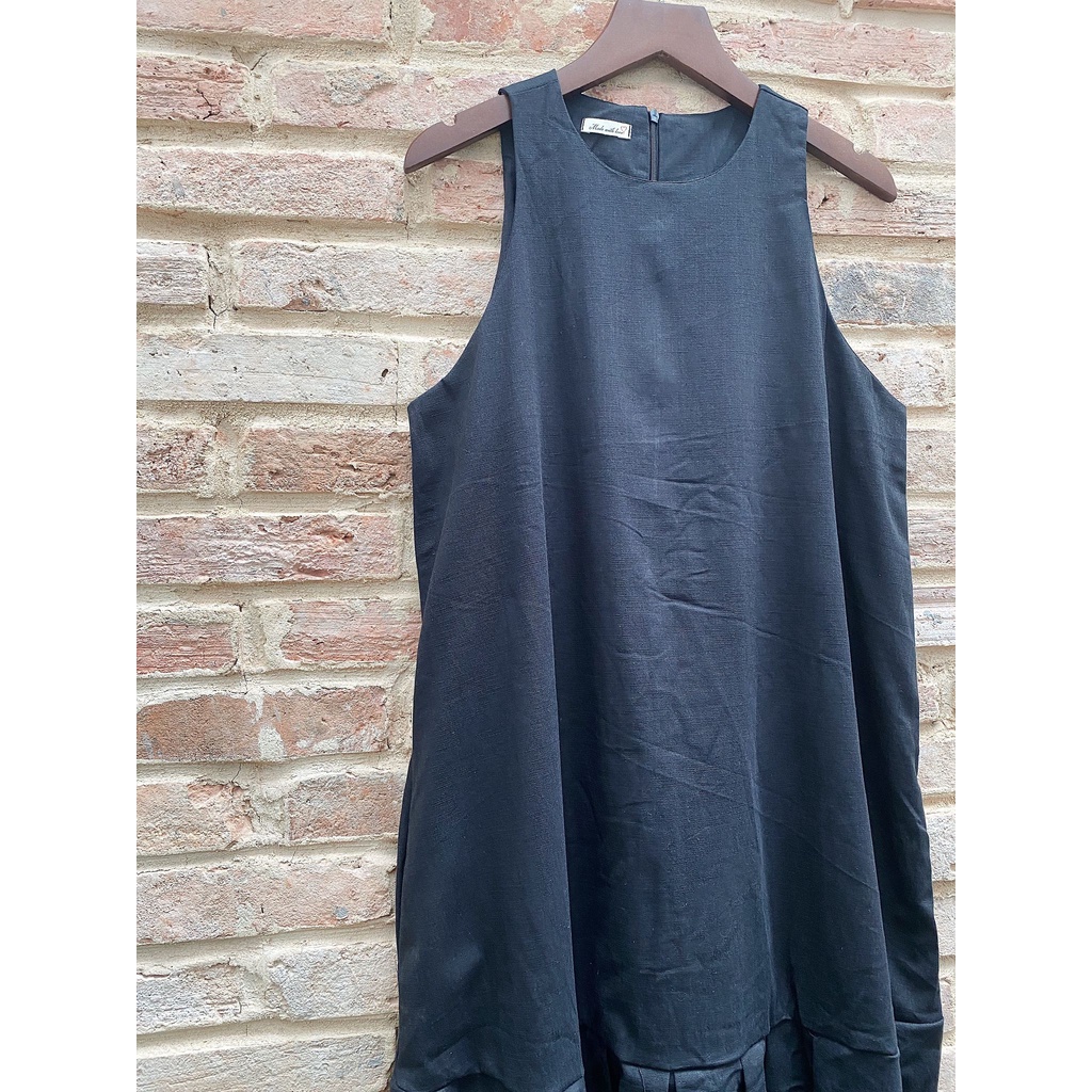 ĐẦM ĐEN DÀI NHẤN XẾP LI THÂN DƯỚI XINH XẮN LONG GOMA DRESS