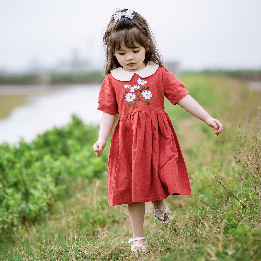 Váy thêu hoa đỏ cổ trắng chất mềm mát đáng yêu cho bé gái