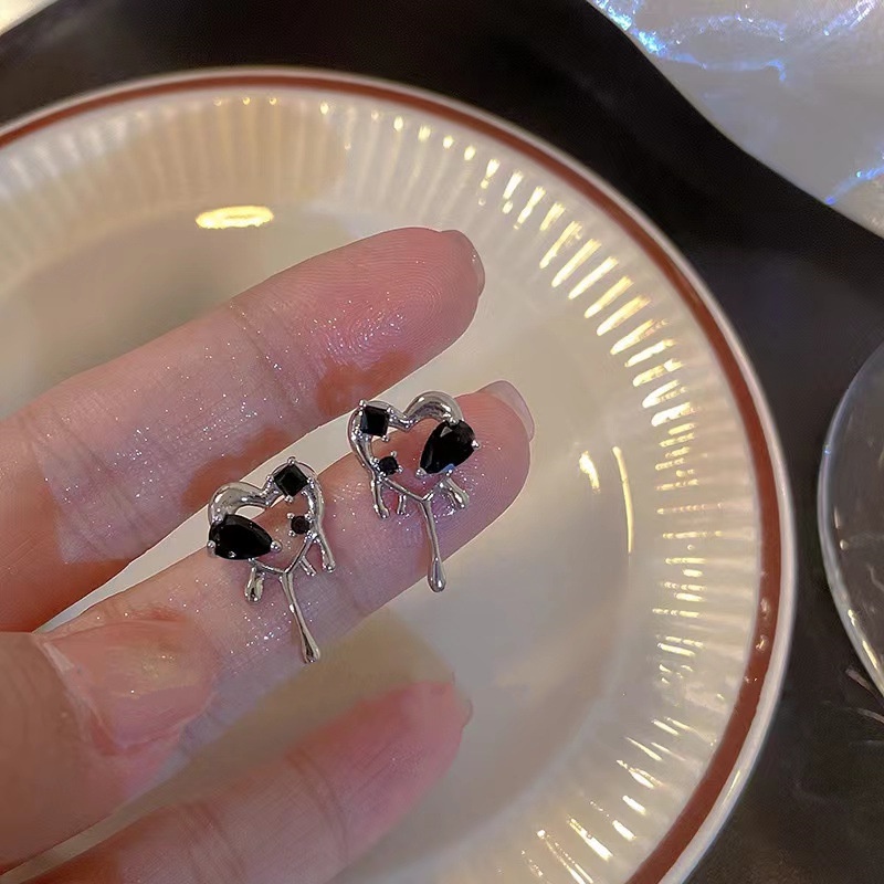 Khuyên Tai Hình Trái Tim Màu Đen Phong Cách Harajuku Vintage