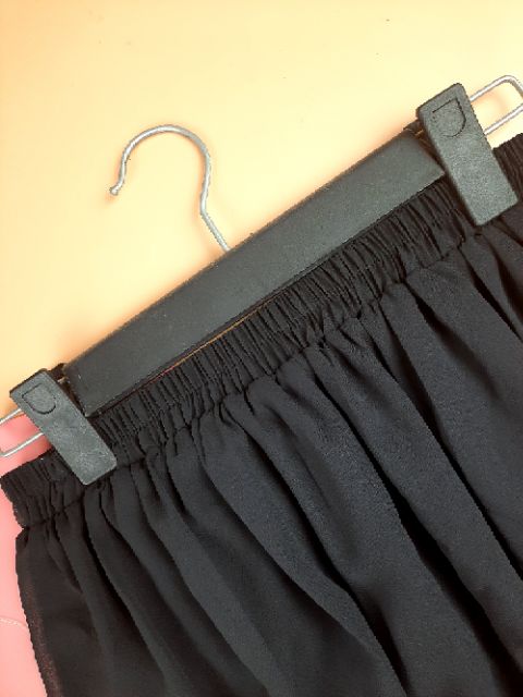 Chân váy TOUSHI đen dáng dài.