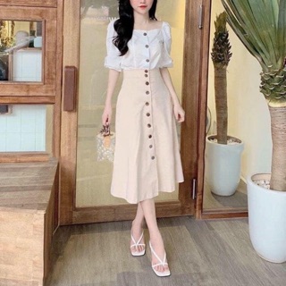 Set áo sơmi cổ vuông mix chân váy kaki dáng dài.