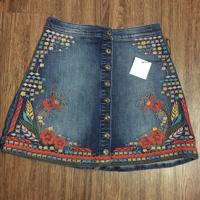 Váy jean thêu sneak peek | BigBuy360 - bigbuy360.vn