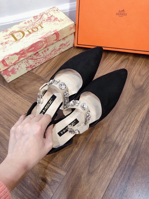 Giày bệt quai đá