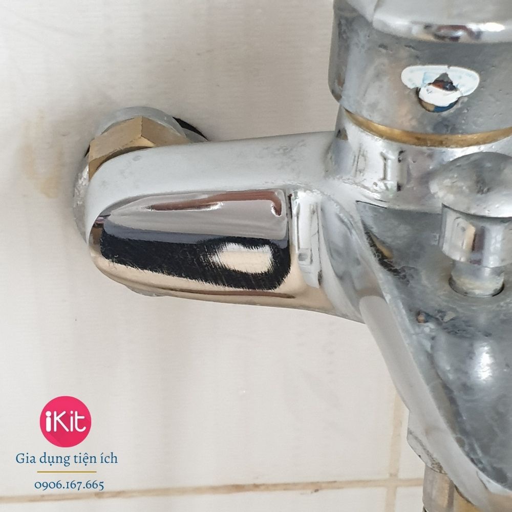 Nước tẩy cặn canxi dung tích 500ml. Tẩy cặn canxi trên vách kính, sen vòi, tẩy gỉ inox. Không phá huỷ lớp mạ Crom