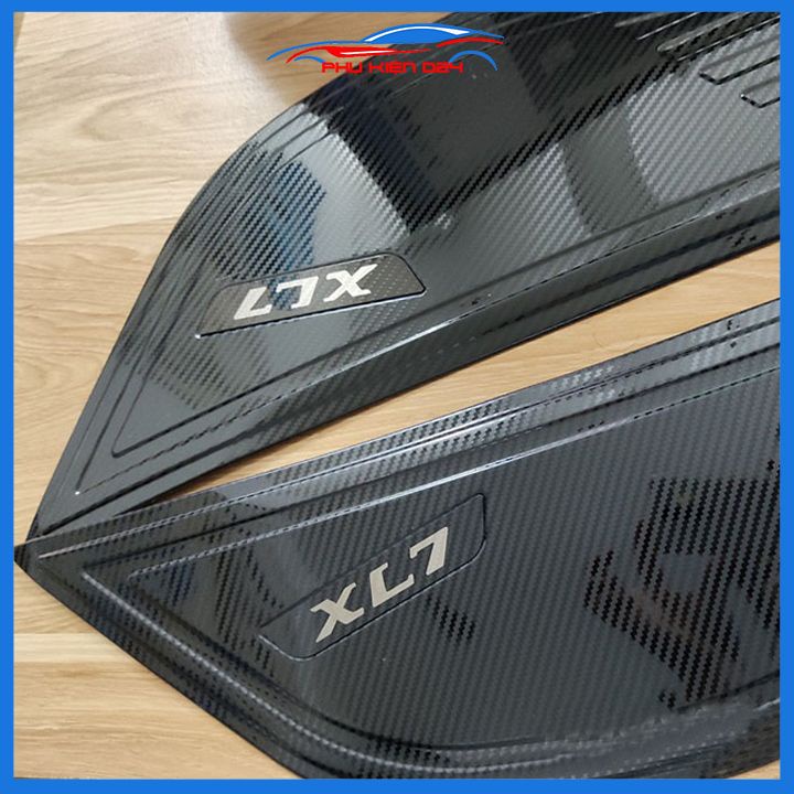 Ốp tapli Suzuki XL7 2020-2021-2022 vân titan chống xước va đập khi mở cửa và làm đẹp xe