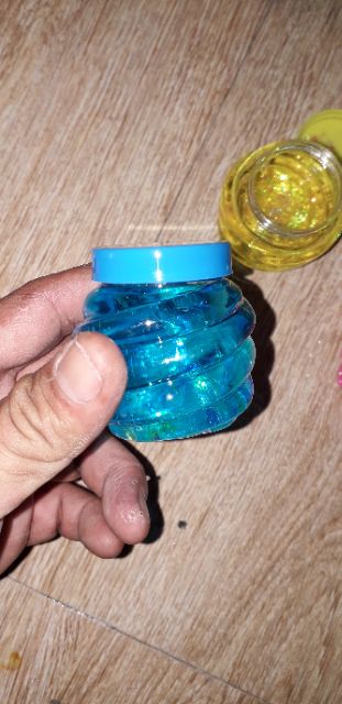 Một hộp slime đặc Kim Tuyến hình quả khóm có trọng lượng 50 gam