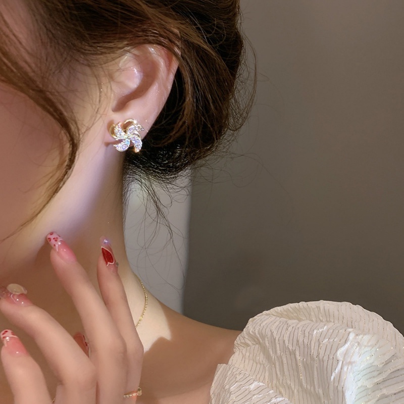 Vòng cổ mặt hình cối xay gió 2021