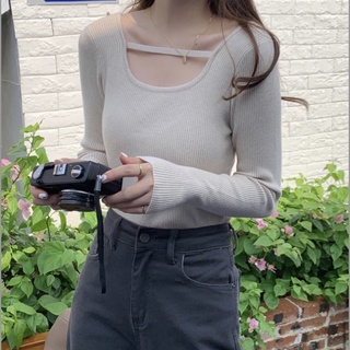 Áo len cut out ngực