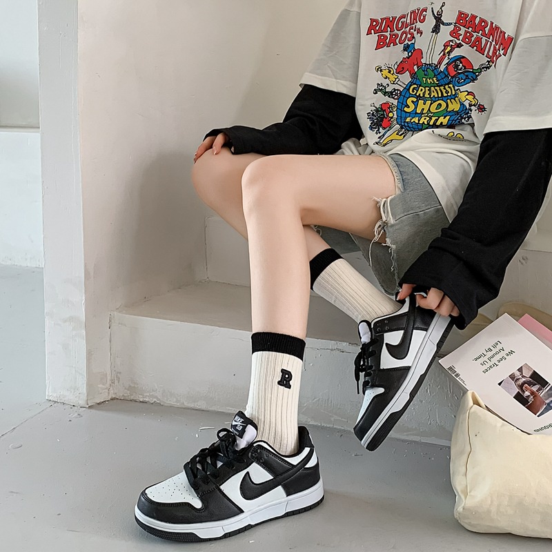 Tất Thể Thao Nữ Thoáng Khí Thêu Chữ Đơn Giản Màu Trắng Đen