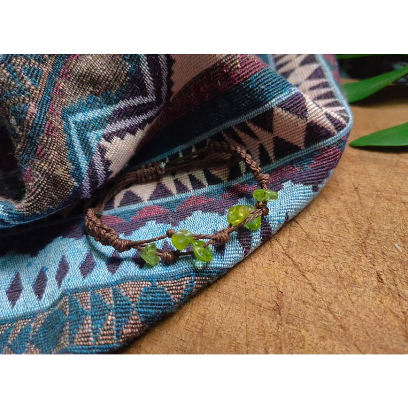 Vòng tay peridot dây nâu