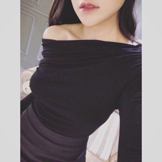 Áo lệch vai hàng dài tay