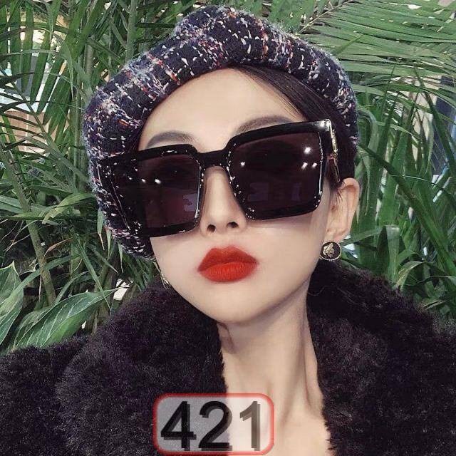 Mắt Kính Mát Form Vuông Gọng Đen Hot girl Bảng Vàng Sang Chảnh - Hata24h