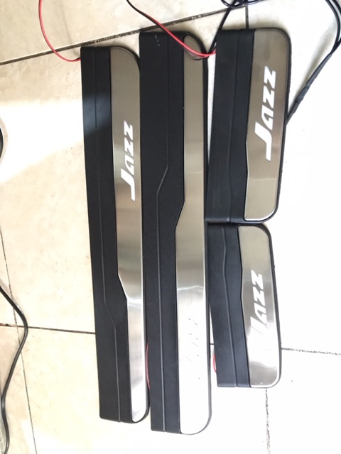 Ốp bậc cửa, nẹp bước chân ngoài xe Honda Jazz 2018-2022, loại có đèn