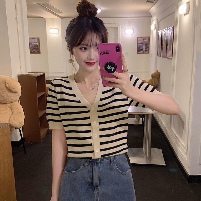 Áo Dệt Kim Ngắn Tay Cổ Chữ V Form Ôm Họa Tiết Kẻ Sọc Thời Trang