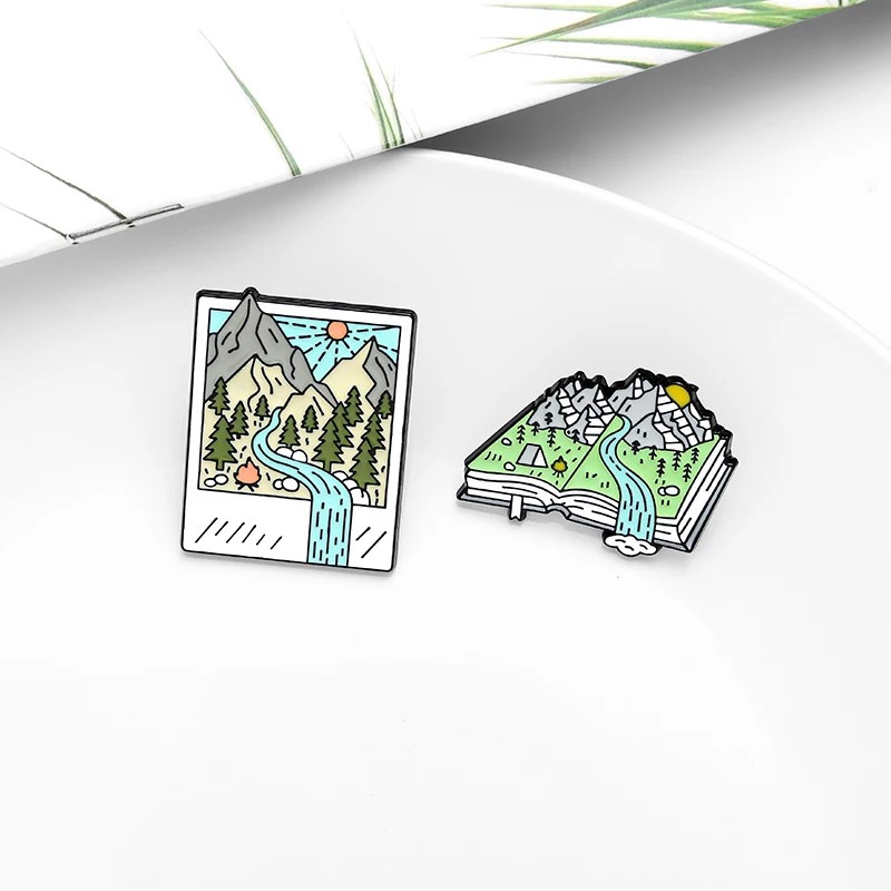 Pin cài áo kí sự thiên nhiên/ núi đá qua khung hình/ quyển sổ - GC302