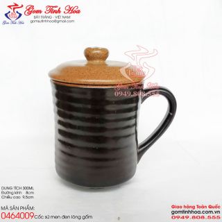 Cốc sứ vuốt có nắp men đen lòng gốm