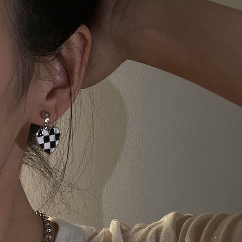 ✨✨Bông tai mạ bạc 925 mặt hình trái tim phối sọc caro trắng đen